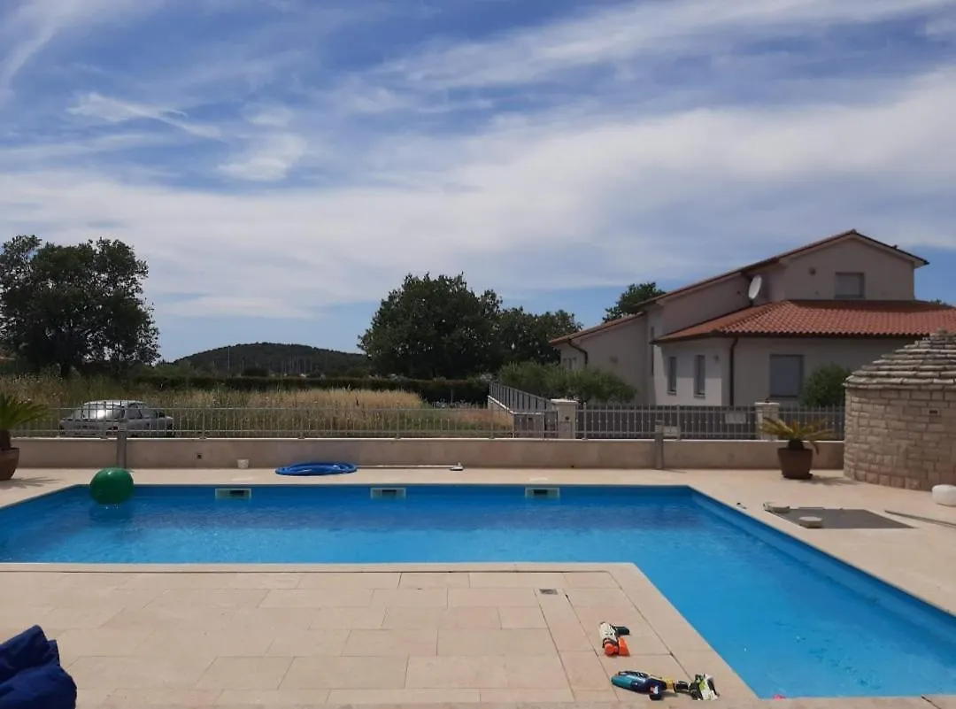 Nice, Cosy Studio Apartment With Shared Outdoor Pool Banjole