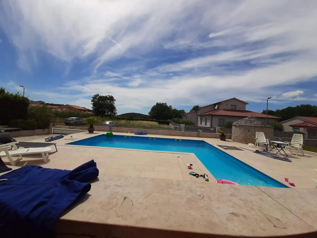 Nice, Cosy Studio Apartment With Shared Outdoor Pool Banjole