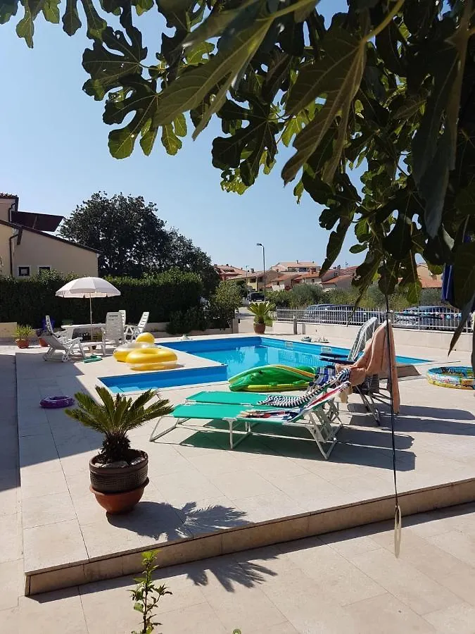 Nice, Cosy Studio Apartment With Shared Outdoor Pool Banjole 0*,