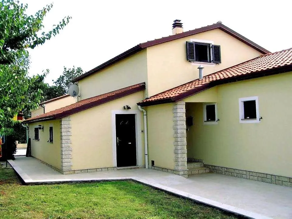 Nice, Cosy Studio Apartment With Shared Outdoor Pool Banjole Croatia