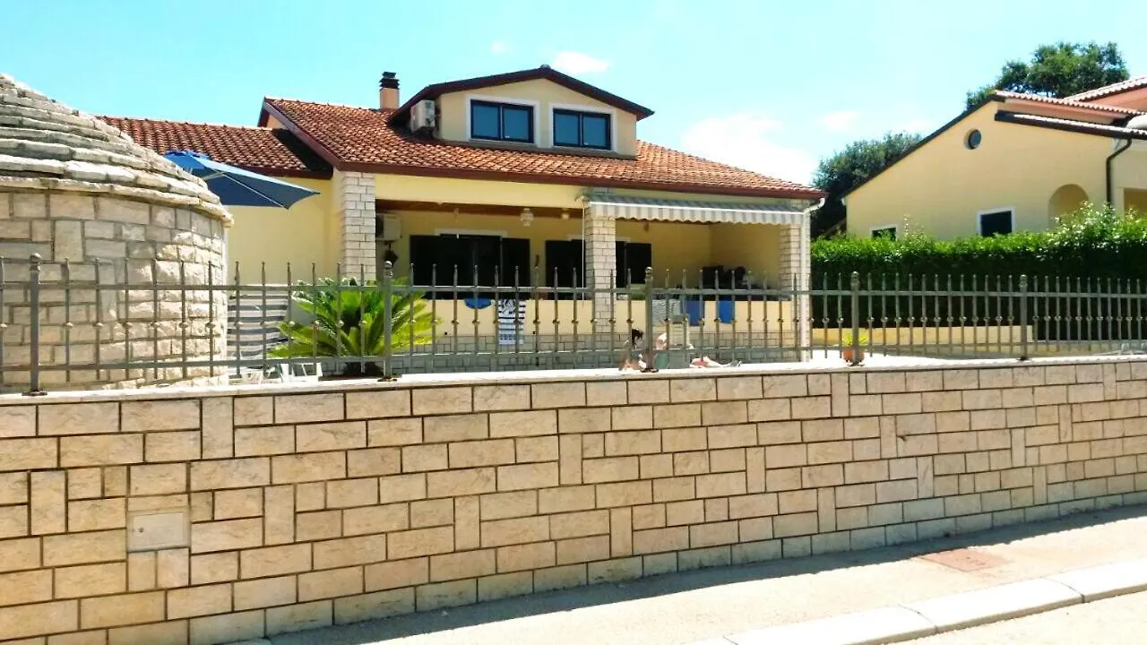 Nice, Cosy Studio Apartment With Shared Outdoor Pool Banjole 0*,