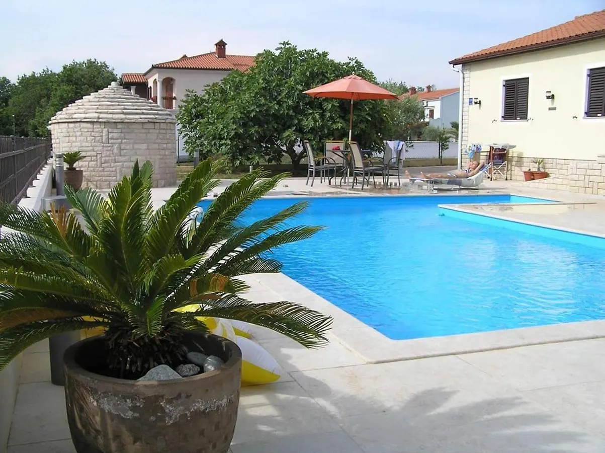 Nice, Cosy Studio Apartment With Shared Outdoor Pool Banjole