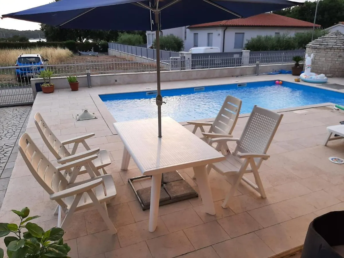 Nice, Cosy Studio Apartment With Shared Outdoor Pool Banjole Croatia