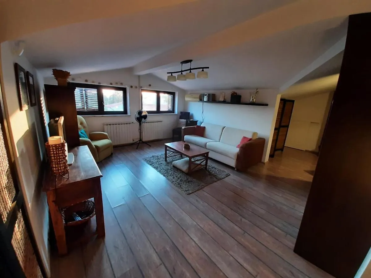 Nice, Cosy Studio Apartment With Shared Outdoor Pool location