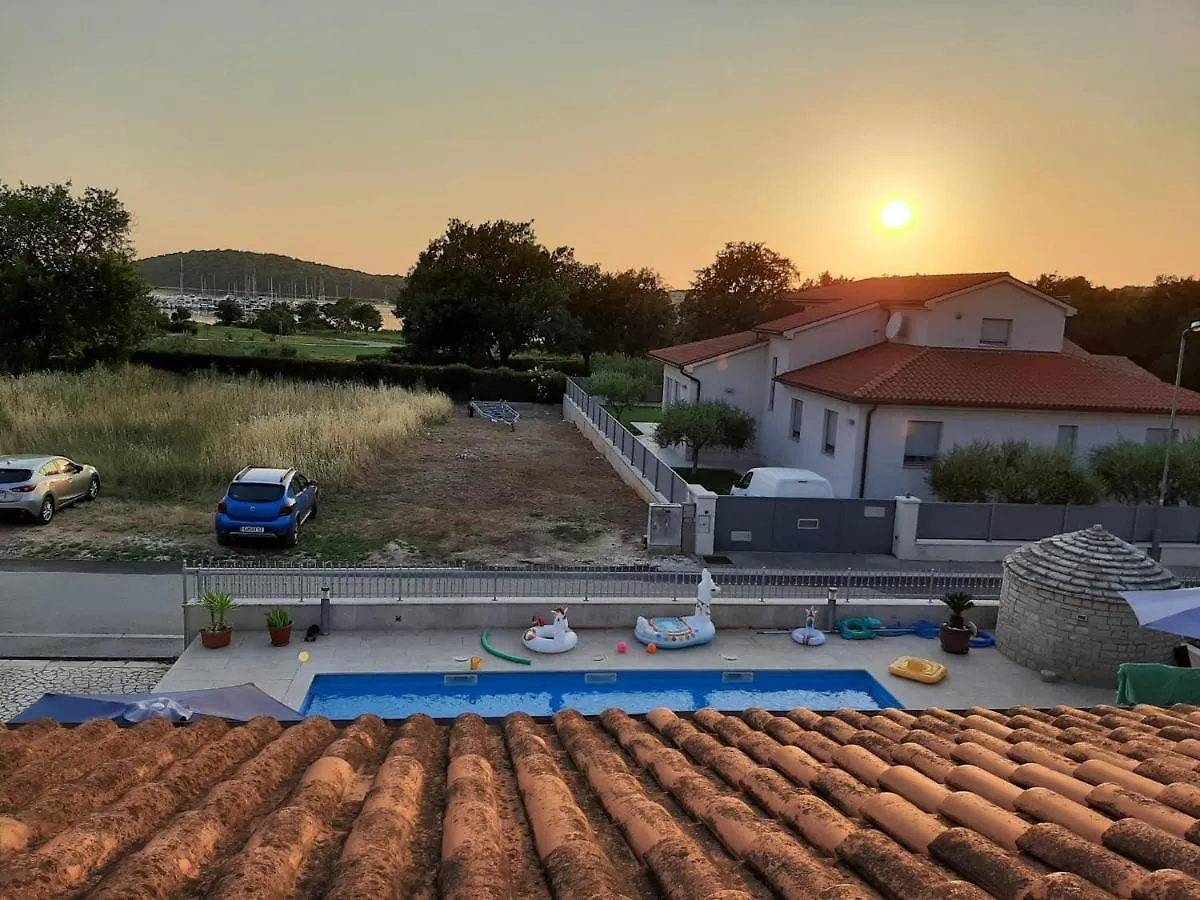 Nice, Cosy Studio Apartment With Shared Outdoor Pool Banjole 0*,  Croatia