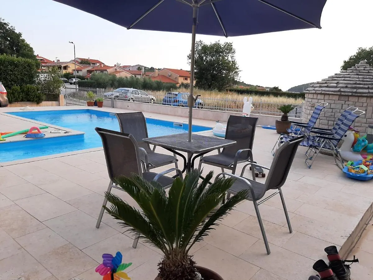 Nice, Cosy Studio Apartment With Shared Outdoor Pool Banjole